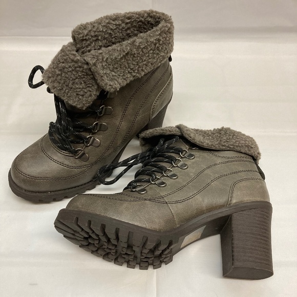 Mudd block heel ankle booties - Picture 1 of 8